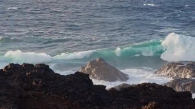 Gran Canaria, kuzey kıyısı, Punta Sardina Burnu 'nun çevresi, güçlü köpüklü okyanus dalgaları kıyı boyunca kırılıyor. Gran Kanaryası, Kanarya Adaları, İspanya