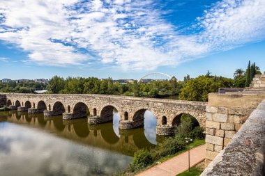Tarihi Köprü, Romalılar tarafından inşa edilmiş. İspanya 'nın Extremadura bölgesindeki Guadiana Nehri üzerinde kalan en uzun Roma köprüsü. Puente Romano, Roma Köprüsü 'nün İspanyolca adıdır..