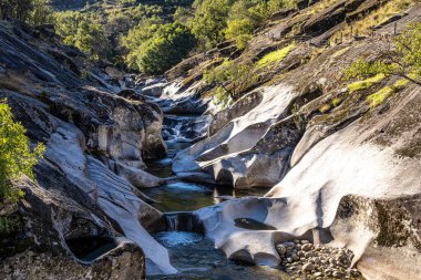 Los Pilones 'un Garganta de los faernos vadisindeki doğal havuzları, Cehennem Geçidi, Jerte vadisi, Caceres, İspanya