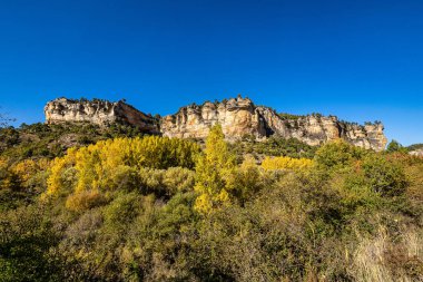 İspanya 'nın Una kentindeki Serrania de Cuenca' nın panoramik manzarası. Una, Cuenca, İspanya 'da yürüyüş patikaları La Raya ve El Escaleron