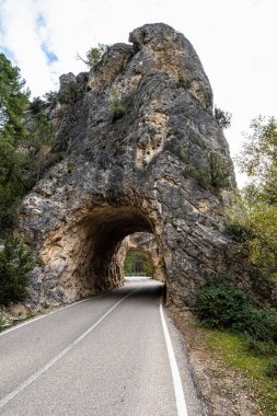 Cuenca ve Fuertescusa yakınlarındaki Serrania de Cuenca 'da tünel çukuru. Cehenneme açılan kapı, Puerta del Infierno, Tuneles excavados en roca del Rio Escabas, İspanya Avrupa.