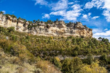 İspanya 'nın Una kentindeki Serrania de Cuenca' nın panoramik manzarası. Una, Cuenca, İspanya 'da yürüyüş patikaları La Raya ve El Escaleron