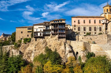 Casas Colgadas, Asma Evleri. İspanya, Castilla La Mancha 'daki ortaçağ Cuenca kasabasında asılı evler.