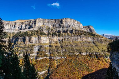 Ordesa ve Monte Perdido Ulusal Parkı, Pireneler, İspanya Aragon 'da sonbahar manzarası.