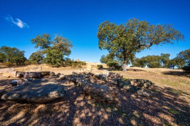 Lacara Dolmenleri, cenaze odası. La Nava de Santiago yakınlarındaki antik megalitik bina, Extremadura. İspanya