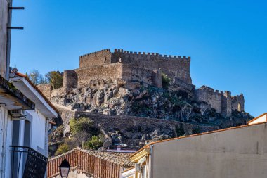Caceres, Extremadura, İspanya yakınlarındaki Montanchez antik şatosu, turistlerin özgürce erişebileceği bir dağın tepesinde yer almakta ve manzaranın güzel bir panoramik manzarasını sunmaktadır..
