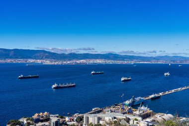 Cebelitarık Limanı 'nın panoramik manzarası ve Algeciras körfezi teknelerle dolu, İngiltere, İspanya