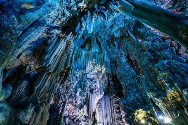 Cebelitarık 'taki Yukarı Kaya Doğa Koruma Alanı. Cebelitarık 'taki Yukarı Kaya Doğa Rezervi' nde bulunan renkli LED ışıklarıyla aydınlatılmış Eski Aziz Michaels Mağarası 'nı keşfediyoruz..