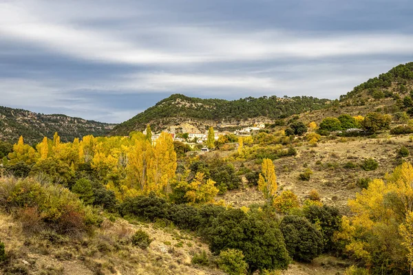 村の山の風景Valdecabas Serrania Cuenca スペイン 驚くべき岩の形をした それは魔法と神秘的なタッチを与える — ストック写真