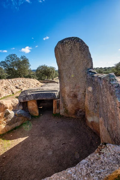 Lacara Dolmenleri, cenaze odası. La Nava de Santiago yakınlarındaki antik megalitik bina, Extremadura. İspanya