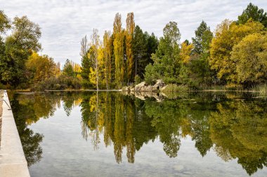 Canamares ormanında doğal yüzme havuzu, Serrania de Cuenca Doğal Parkı, Castilla la la Mancha. İspanya