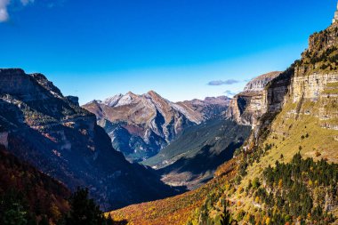 Ordesa ve Monte Perdido Ulusal Parkı, Pireneler, İspanya Aragon 'da sonbahar manzarası.