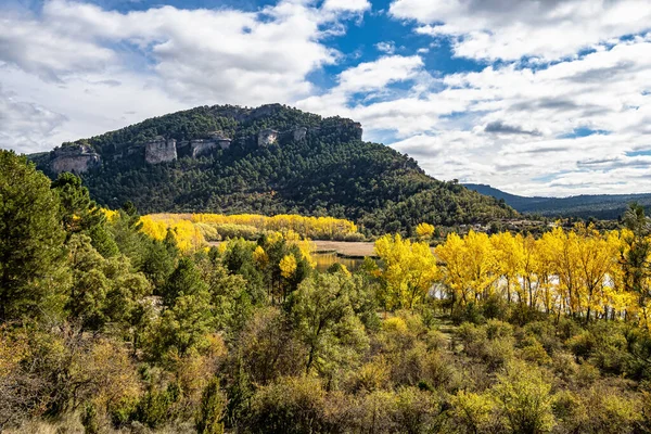 İspanya 'nın Una kentindeki Serrania de Cuenca' nın panoramik manzarası. Una, Cuenca, İspanya 'da yürüyüş patikaları La Raya ve El Escaleron
