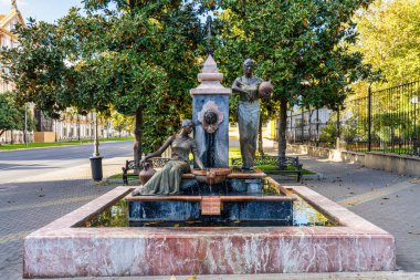 Cordoba, İspanya - 3 Kasım 2021: İspanya 'nın Cordoba, Endülüs, İspanya' daki Jardines de la merced bahçelerinin içindeki plaza de colon meydanında bulunan çeşme.