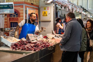 Cadiz, İspanya - 16 Kasım 2021: Cadiz şehir merkezindeki markette alışveriş, Mercado Central de Abastos. Cadiz, Endülüs, İspanya.