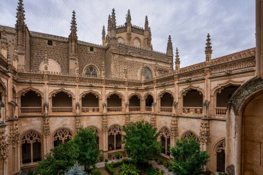 Toledo, İspanya - 02 Aralık 2021: San Juan de los Reyes Manastırı Gotik Atriyumu Eski şehir Toledo, İspanya, UNESCO Dünya Mirası