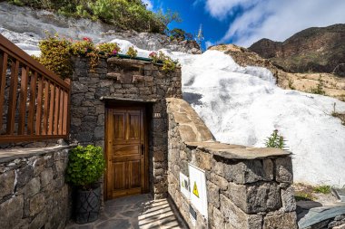 İspanya 'nın Kanarya Adası' ndaki Aguimes vadisindeki Barranco de Guayadeque yamaçlarındaki doğal mağaralar. Bazıları yaşanabilir hale geldi.