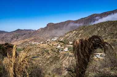 İspanya, Gran Canaria 'daki Tejeda Vadisi. Adanın orta kesimindeki anıtlar, Barranco de Tejeda boyunca yürüyorlar.