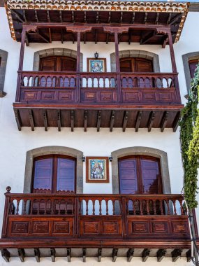 Gran Canaria 'da Teror, ahşap balkonları, kanarya adaları, İspanya' da renkli evleri olan güzel geleneksel bir kasaba.