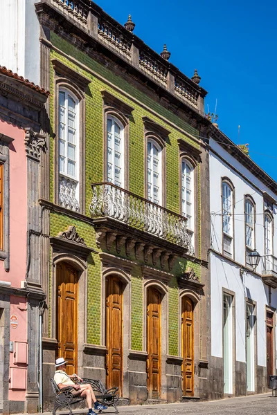 Gran Canaria 'da Teror, ahşap balkonları, kanarya adaları, İspanya' da renkli evleri olan güzel geleneksel bir kasaba.