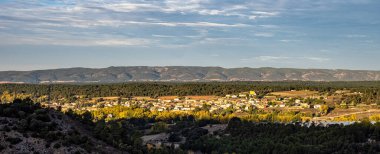 Günbatımı manzarası, Collado Villalba, Serrania de Cuenca 'daki Dehesa Boyal' da taşlı bir çayır manzarası. İspanya