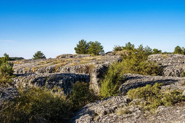 İspanya, Cuenca 'daki Los Callejones de las Majadas parkında karma oluşumlar. Los Callejones rotası Serrania de Cuenca dağları, Kastilya La Mancha İspanya
