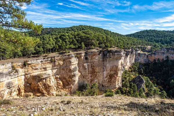 İspanya 'nın Una kentindeki Serrania de Cuenca' nın panoramik manzarası. Una, Cuenca, İspanya 'da yürüyüş patikaları La Raya ve El Escaleron