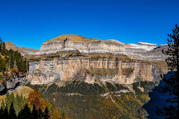 Ordesa ve Monte Perdido Ulusal Parkı, Pireneler, İspanya Aragon 'da sonbahar manzarası.