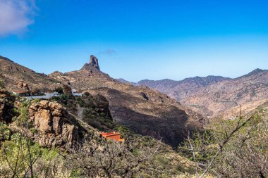 İspanya, Gran Canaria 'daki Tejeda Vadisi. Adanın orta kesimindeki anıtlar, Barranco de Tejeda boyunca yürüyüş, arka planda kaya oluşumu Roque Bentayga