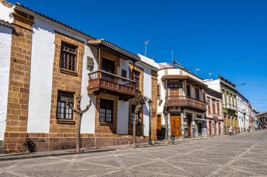 Gran Canaria 'da Teror, ahşap balkonları, kanarya adaları, İspanya' da renkli evleri olan güzel geleneksel bir kasaba.