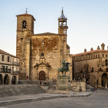 Plaza Mayor 'daki San Martin Kilisesi, Trujillo Meydanı. Küçük bir ortaçağ kasabası, Fatih Francisco Pizarro 'nun doğduğu yer..