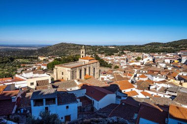 Extremadura 'da St. Matthew, San Mateo kilisesi ile Montanchez kasabası manzarası. İspanya.