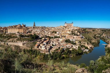 Toledo, İspanya. Alcazar 'ı olan eski bir şehir, Tagus Nehri' nin üzerindeki Kraliyet Sarayı. İspanya, Avrupa