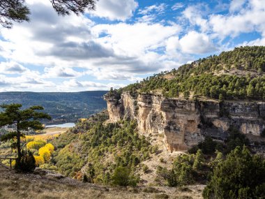 İspanya 'nın Una kentindeki Serrania de Cuenca' nın panoramik manzarası. Una, Cuenca, İspanya 'da yürüyüş patikaları La Raya ve El Escaleron