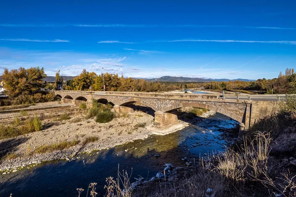 西班牙阿拉贡Puente Reina Jaca的入口桥 位于比利牛斯山脚下圣地亚哥卡米诺河畔的一个市政当局 — 图库照片
