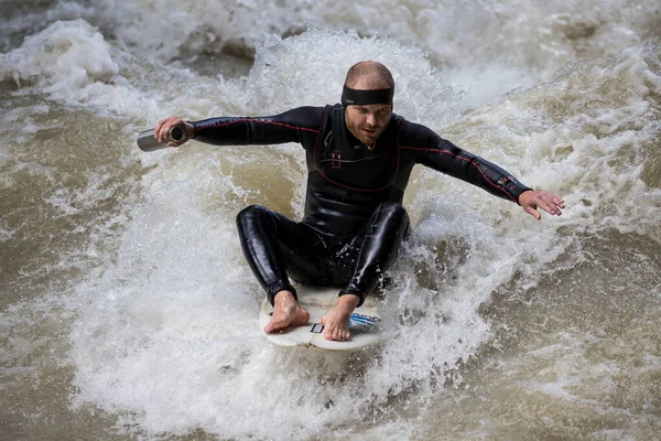 Münih, Almanya - Haziran 04, 2022: Şehir Nehrinde Sörfçü, Münih 'te Eisbach adı verilen kentsel çevrede sörf yapan insanlarla ünlüdür.