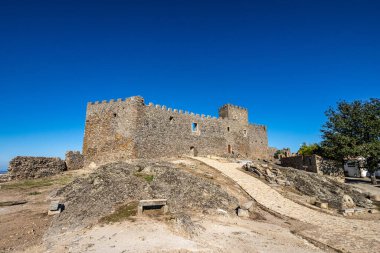 Caceres, Extremadura, İspanya yakınlarındaki Montanchez antik şatosu, turistlerin özgürce erişebileceği bir dağın tepesinde yer almakta ve manzaranın güzel bir panoramik manzarasını sunmaktadır..