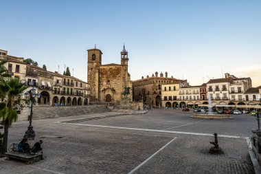 Plaza Mayor 'daki San Martin Kilisesi, Trujillo Meydanı. Küçük bir ortaçağ kasabası, Fatih Francisco Pizarro 'nun doğduğu yer..
