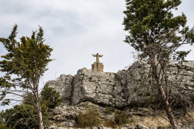 Beteta, Serrania de Cuenca 'daki Rochafrida Kalesi' nde İsa 'nın heykeli. Castilla la la Mancha, İspanya