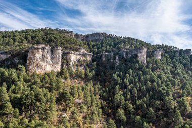 İspanya 'nın Una kentindeki Serrania de Cuenca' nın panoramik manzarası. Una, Cuenca, İspanya 'da yürüyüş patikaları La Raya ve El Escaleron