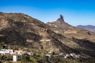 İspanya, Gran Canaria 'daki Tejeda Vadisi. Adanın orta kesimindeki anıtlar, Barranco de Tejeda boyunca yürüyüş, arka planda kaya oluşumu Roque Bentayga