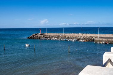Ispanya 'daki Gran Canaria 'daki San Nicolas köyü 'nün liman ve plaj Puerto de La Aldea 'nın görünümü