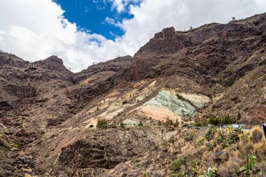 Gran Canaria 'da Gökkuşağı Kayaları, İspanya, Los Azulejos de Veneguera. Mavi ve kırmızı renkli kayalar üzerinde çarpıcı bir manzarası olan turistik bir yer..