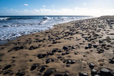 Punta de Maspalomas 'daki kumsalda, İspanya' nın Gran Canaria adasındaki Playa de Ingles tatil beldesinin yakınında.