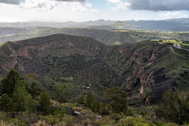 Caldera de Bandama kraterinin volkanik manzarası ve dairesel yürüyüş yolu. Gran Canaria, İspanya Avrupa 'da