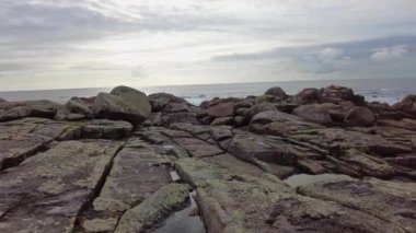 İspanya 'da Galiçya' daki Muxia Sahili 'ndeki deniz feneri. Bu, Finisterre Burnu ziyaretiyle birlikte Jacobean rotasındaki son aşamalardan biridir..