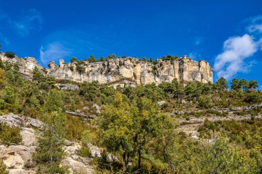 İspanya 'nın Una kentindeki Serrania de Cuenca' nın panoramik manzarası. Una, Cuenca, İspanya 'da yürüyüş patikaları La Raya ve El Escaleron