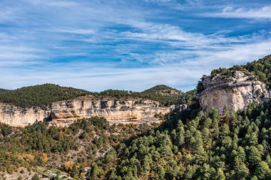 İspanya 'nın Una kentindeki Serrania de Cuenca' nın panoramik manzarası. Una, Cuenca, İspanya 'da yürüyüş patikaları La Raya ve El Escaleron