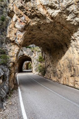 Cuenca ve Fuertescusa yakınlarındaki Serrania de Cuenca 'da tünel çukuru. Cehenneme açılan kapı, Puerta del Infierno, Tuneles excavados en roca del Rio Escabas, İspanya Avrupa.