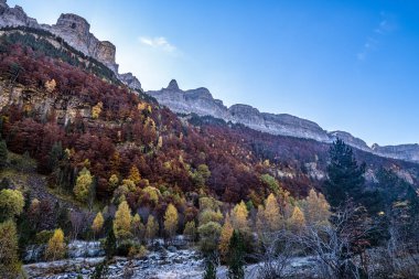 Ordesa ve Monte Perdido Ulusal Parkı, Pireneler, İspanya Aragon 'da sonbahar manzarası.
